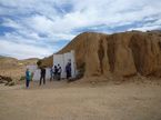V Matmatě dosud žijí potomci berberských kmenů v příbytcích o nekolika místnostech vyhloubených ve svazích kopce
